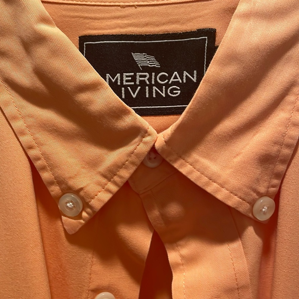 Short sleeve button up 2 front pockets and sholder Details.